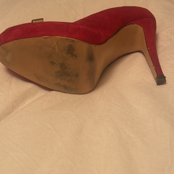 Red Suede pin up platforms with gold metallic bow. Gently worn - Picture 3 of 5